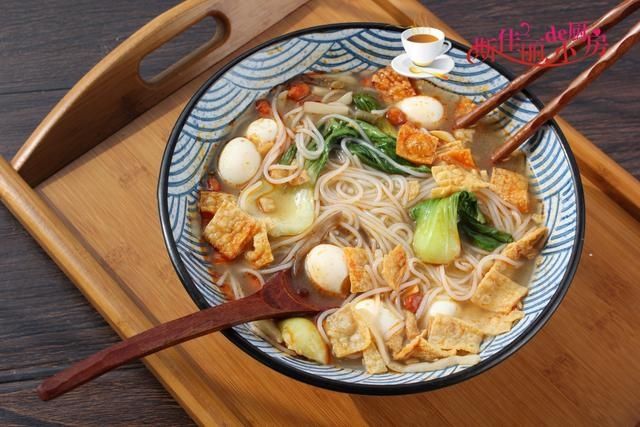 上桌|教你自己在家煮螺蛳粉,简单营养又美味,十分钟能上桌,越吃越香