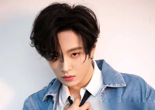  王一博|尴尬了！李汶翰直播蹭王一博热度，被称为王一博男团成员