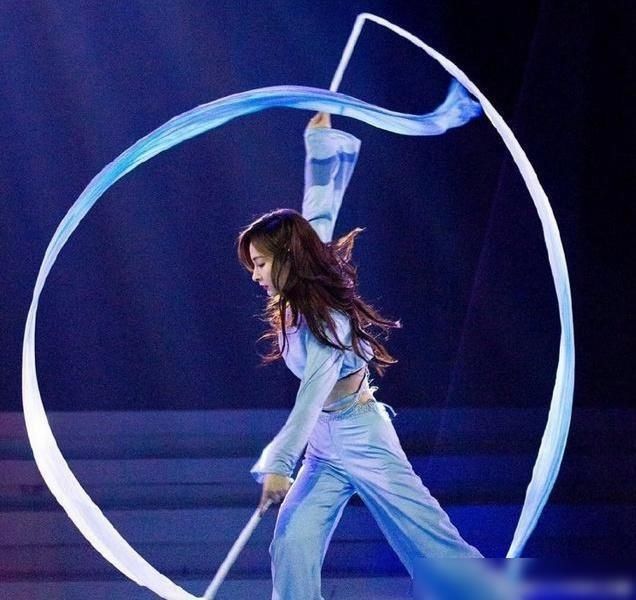  决赛舞台上|《乘风破浪的姐姐》决赛公演宁静黄龄被偏爱？吴昕才是真正的宠儿