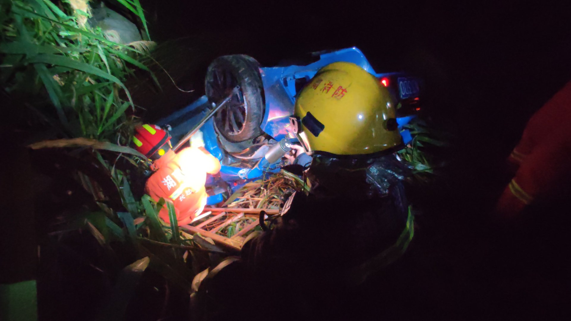  糜峰|长沙望城黑糜峰一轿车突然失控冲出路面，致两人被困