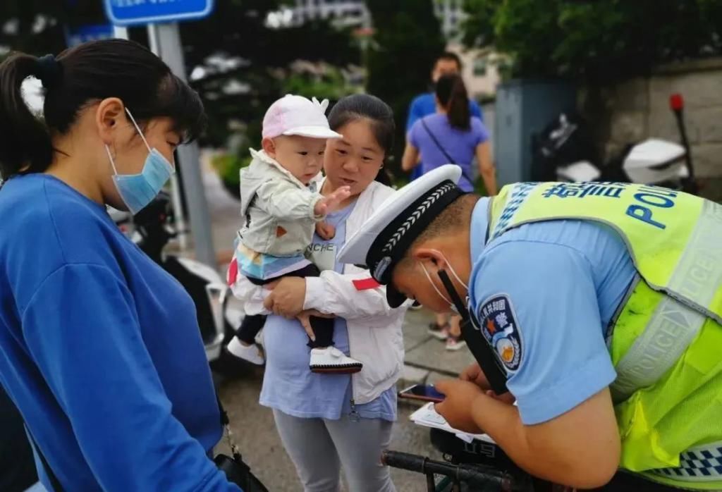  电动|一致好评丨招远交警冒雨走上街头帮电动自行车上牌!