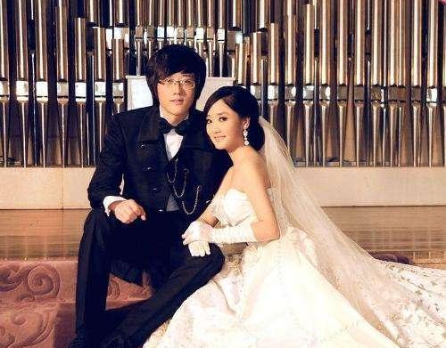 问玲花|凤凰传奇上节目,主持人问玲花:你和曾毅在一起老公吃醋吗?