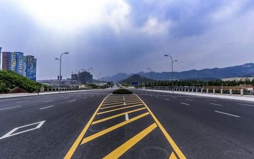  工具|小伙下班觉得路太堵，拿着工具下了车，“一顿操作猛如虎”