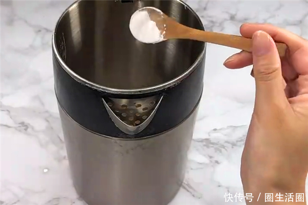 电热水壶|不管水壶水垢多脏多厚,教你简单方法,水垢一擦就掉,立马就干净