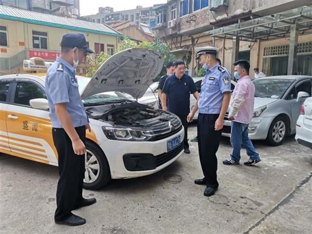 国家级文明|交警来到出租车公司共话安全文明出行，要求司机争当礼让斑马线的表率