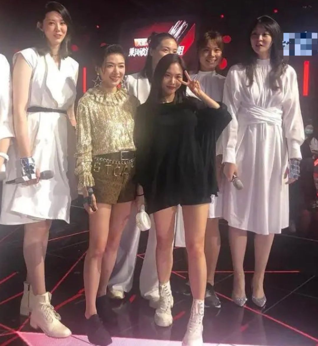  宁静|《姐姐》成团夜麻烦多：宁静出错让杨澜很尴尬，黄晓明主持爱抢话