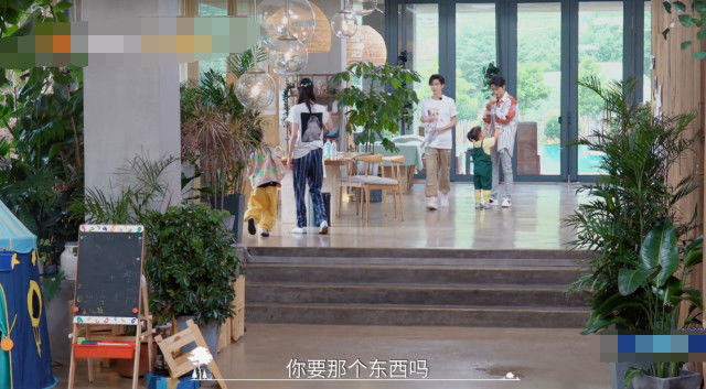  下意识|郑爽被突然出现的小朋友吓到，下意识说出四个字，不懂她什么意思