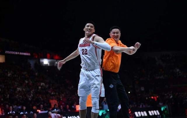  神情|阿日，阿日！易建联受伤离场，曾繁日神情凝重，杜锋问候已在路上