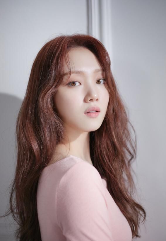 粉色|李圣经太扛“老”，30岁还拥有牛奶肌，红棕发色配粉色穿搭好少女