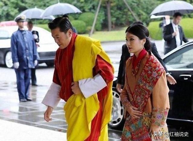  宫廷|30岁佩玛两幅面孔！宫廷晚宴时笑靥如花，面对不丹国王依旧高冷
