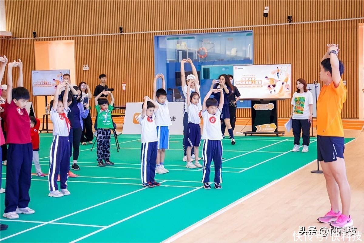 华为运动健康媒体家庭运动会上遇奥运冠军：体验AI体能测试的魅力