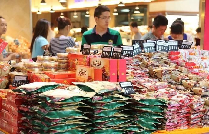 超市|超市的月饼摆得琳琅满目,为何中秋后突然不见了,它们去哪了?