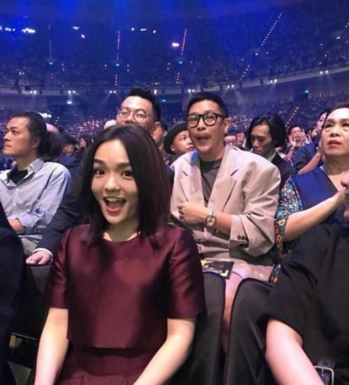  演唱会|徐佳莹挺7月孕肚参加演唱会，甜赞大11岁导演老公很贴心