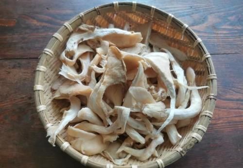 后把|1把平菇，1块豆腐，简单的家常菜，味道营养不输大鱼大肉