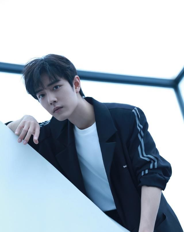  不愧为|肖战更博发自拍，配图配字都十分有意思，不愧为“有趣的灵魂”