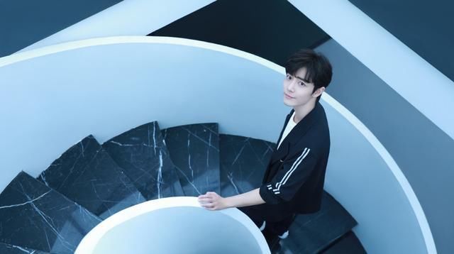  不愧为|肖战更博发自拍，配图配字都十分有意思，不愧为“有趣的灵魂”