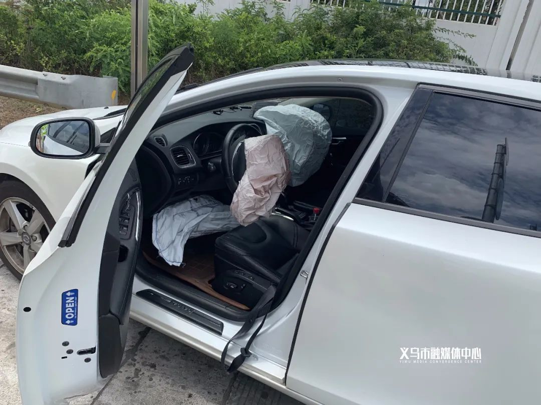  小轿车|惊呆！小轿车进入收费站却不减速，最终一头撞向水泥防撞墩