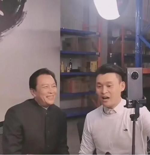 国家一级|他在《水浒传》中不出名，却是国家一级演员，今68岁与网红直播卖酒