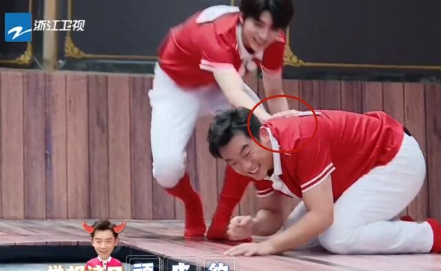  蔡徐坤|郑恺帮baby报仇，致水碗砸到宋祖儿，蔡徐坤下意识动作太圈粉！