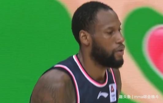  3篮板|18中10！广东狂飙3分，杜锋仍在场边咆哮，任骏飞半场0分3犯3失误
