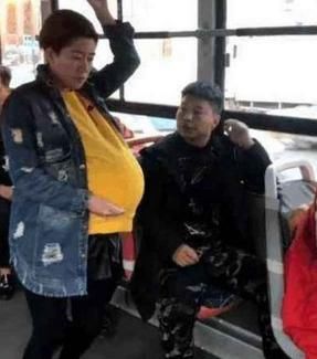 买不起|“车都买不起,凭啥生孩子?”孕妇挤公交被羞辱,谁懂孕妈的心酸