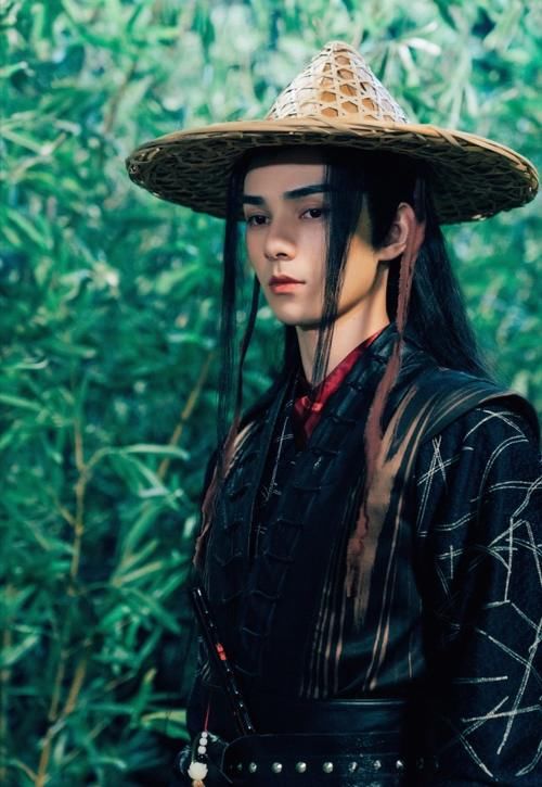 演员|演员请就位火药味浓，何昶希发文回应演技烂，大鹏主持站队惹争议