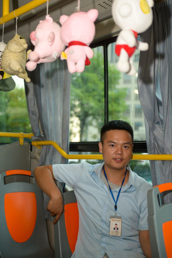  环境|95后司机将公交车变成玩偶世界：为营造温馨乘车环境，他把和女友“抓”的玩偶挂满一车