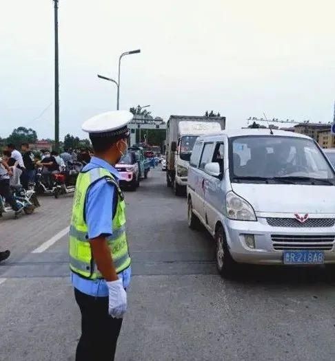 车头|事发菏泽！一辆黑色轿车栽在河中，车头向下倾斜...