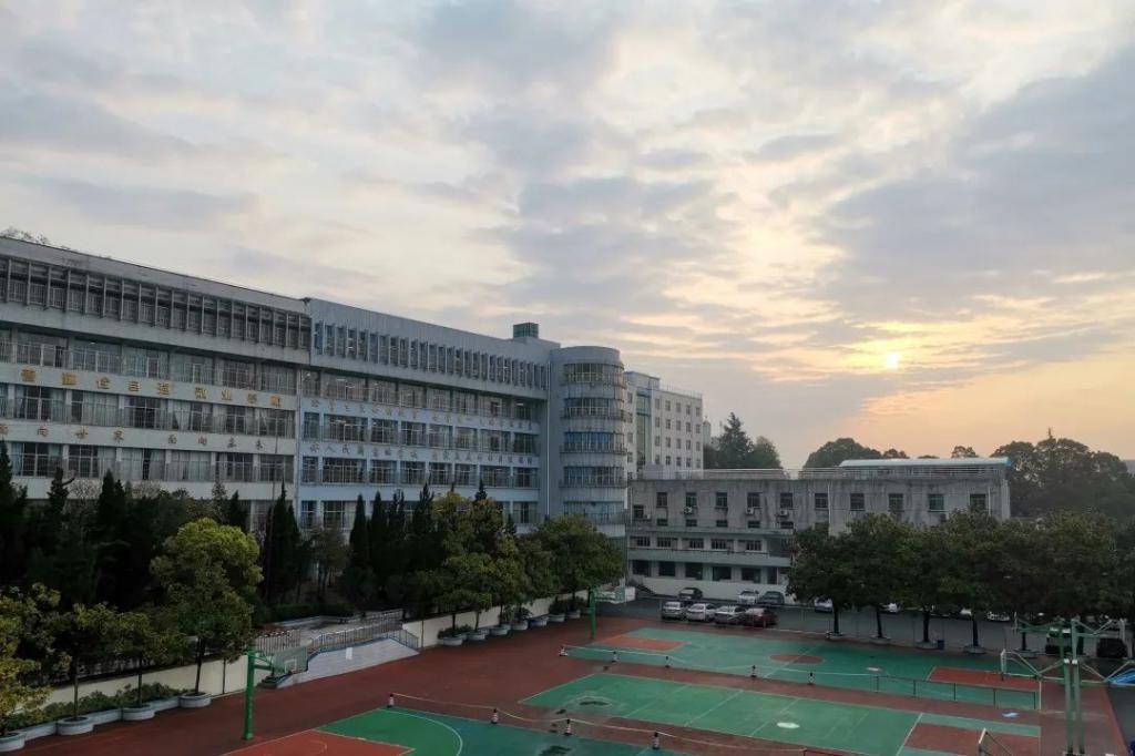  高考|贵州师大附中再创高考佳绩：600分以上人数125人，统招生占比38.46%