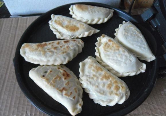  鸡蛋|这才是韭菜盒子正确做法，皮薄馅大，香味浓郁，一次8个不够吃