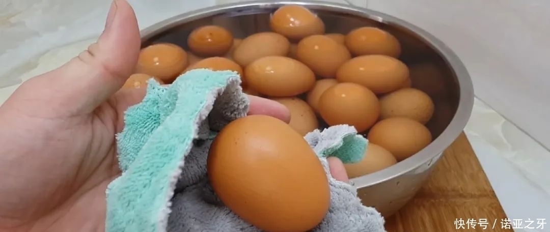 鸡蛋|这才是腌鸡蛋正确做法,掌握比例配方,个个出油冒泡,简单还好吃