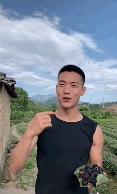  奶奶|那些从大城市消失的年轻人，躲进了深山拍抖音。