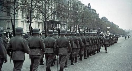 香榭丽舍的大街上|老照片：1940—1944，德军占领下的法国巴黎，图2凯旋门大阅兵