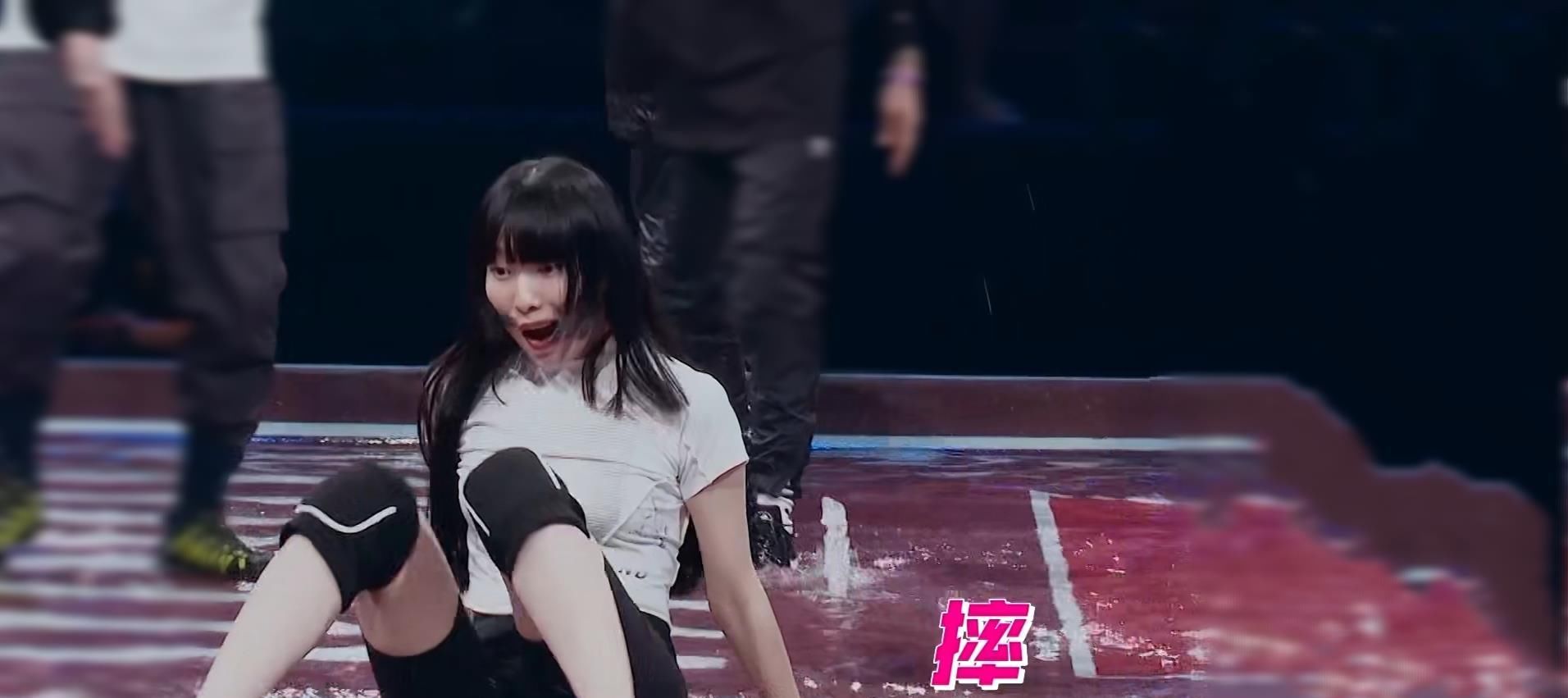 街舞|《街舞3》肖杰受伤,因上一场水舞台太滑,王一博暖心提醒过大家