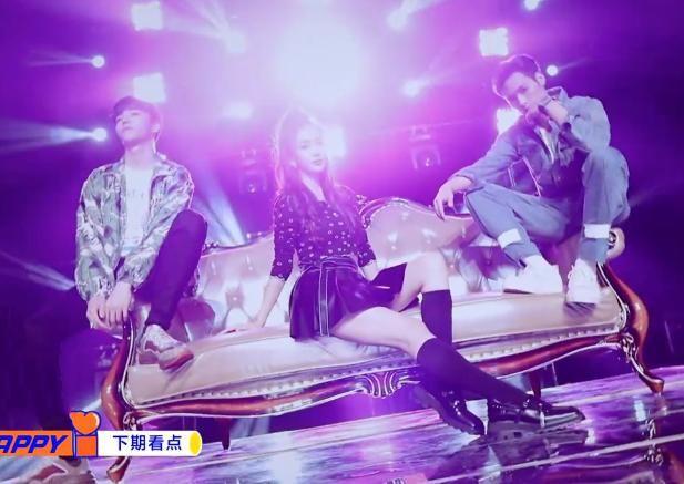  baby|baby穿露脐装上节目，突然没了美颜后，这“马蜂腰”是认真的？