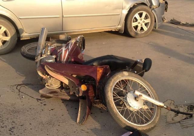  低头|爸爸低头玩手机，转眼孩子就不见了，酿成了一辈子的悲痛