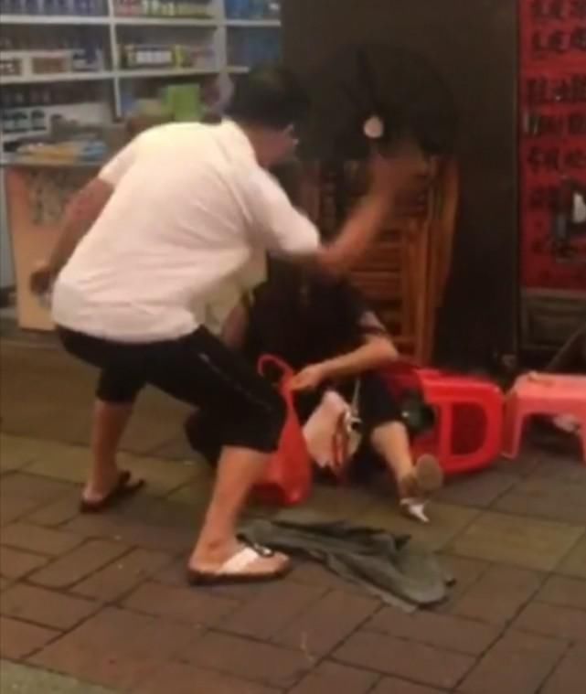 老板|为了5块钱,女顾客当面辱骂鞋店老板母亲,结果被老板狂扇耳光
