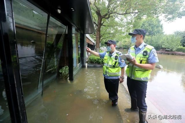  派出所|派出所被淹近1米，民警堤上搭帐篷办公
