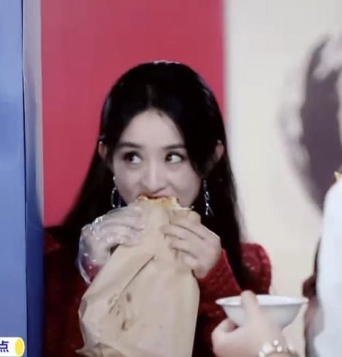  急坏|“允翡”同框：王一博太皮急坏赵丽颖，两人一起做煎饼，颖宝活泼