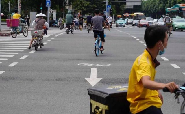 红绿灯|人车分离“斑马线”现身CBD,你选择什么方式过马路?