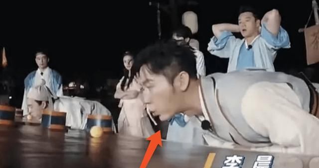  形状|蔡徐坤颜值崩了？吹乒乓球时下巴形状怪异，跑男门面称号恐不保