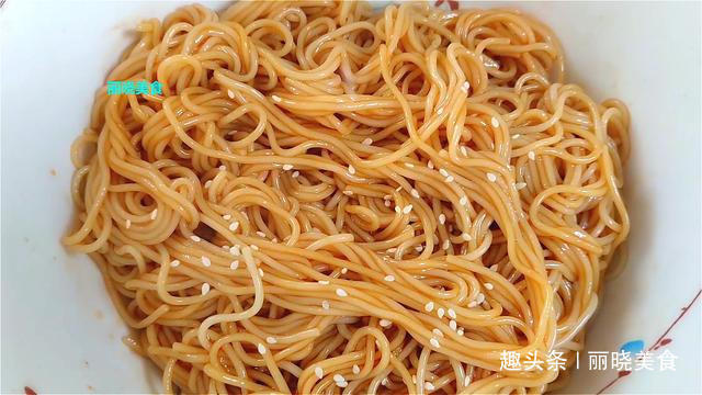  好吃|懒人面条新吃法，比蒸的好吃，比炒的简单，快速出锅，全家都爱吃