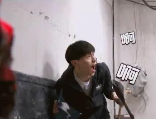  睁眼|《密室大逃脱》邓伦胆小再升级，被吓到不敢睁眼，把杨幂拖了一米远