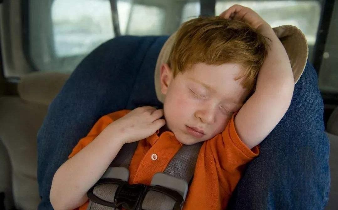 车里|孩子被困车内母亲坚持找备用钥匙,民警直接砸窗,网友:妈咋想的