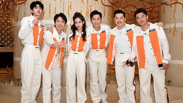  奔跑|《奔跑吧》录制过半，黄旭熙宋雨琦迟迟没有现身，他们为何回不来