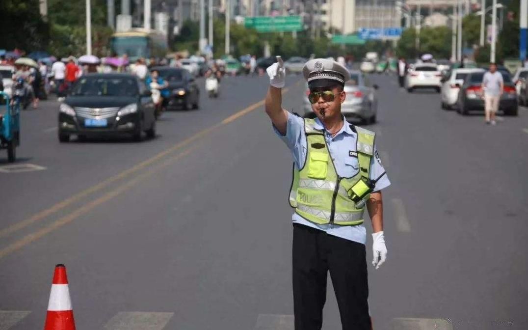  喝酒|女司机道路上S形开车，交警忙拦停查酒驾，打开车窗倒吸一口凉气