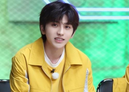  蔡徐坤|蔡徐坤与董又霖一同上跑男，游戏中被他误溅一身泥，坤坤的反应亮了