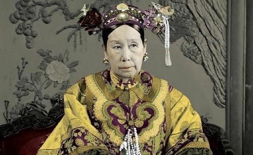 乾隆|死后的乾隆,头骨被粉碎,尸身在臭水沟中浸泡!溥仪:此仇必报