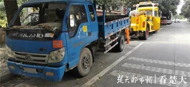  货车|“僵尸车”停路边，交警接报后果断拖走