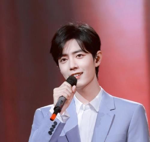 看爱|别家看爱豆营业肖战粉丝抱抱立牌听歌,《光点》百日单平台销售额破亿